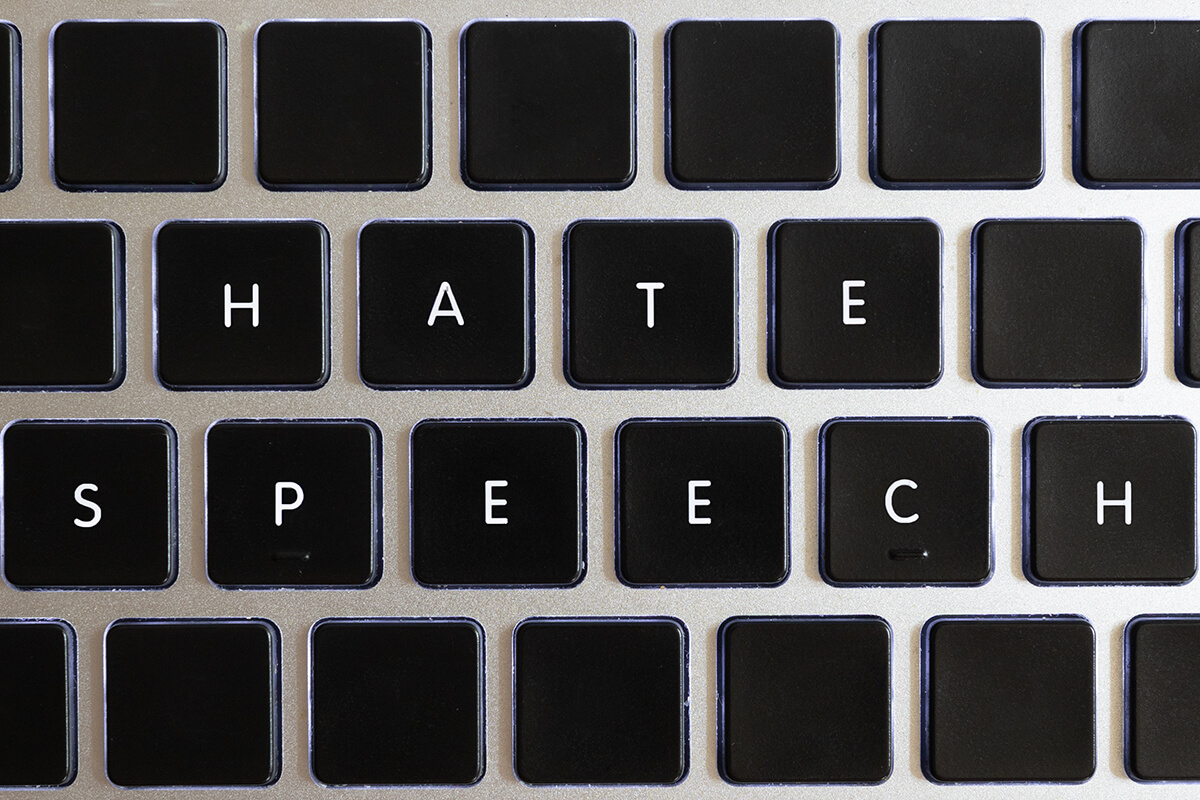Symbolbild für Hass im Netz: Aufschrift Hate Speech auf den schwarzen Tasten eines Laptops, Fotocredit iStock.com / Mateusz Kropiwnicki Tastatur mit Aufschrift Hate Speech