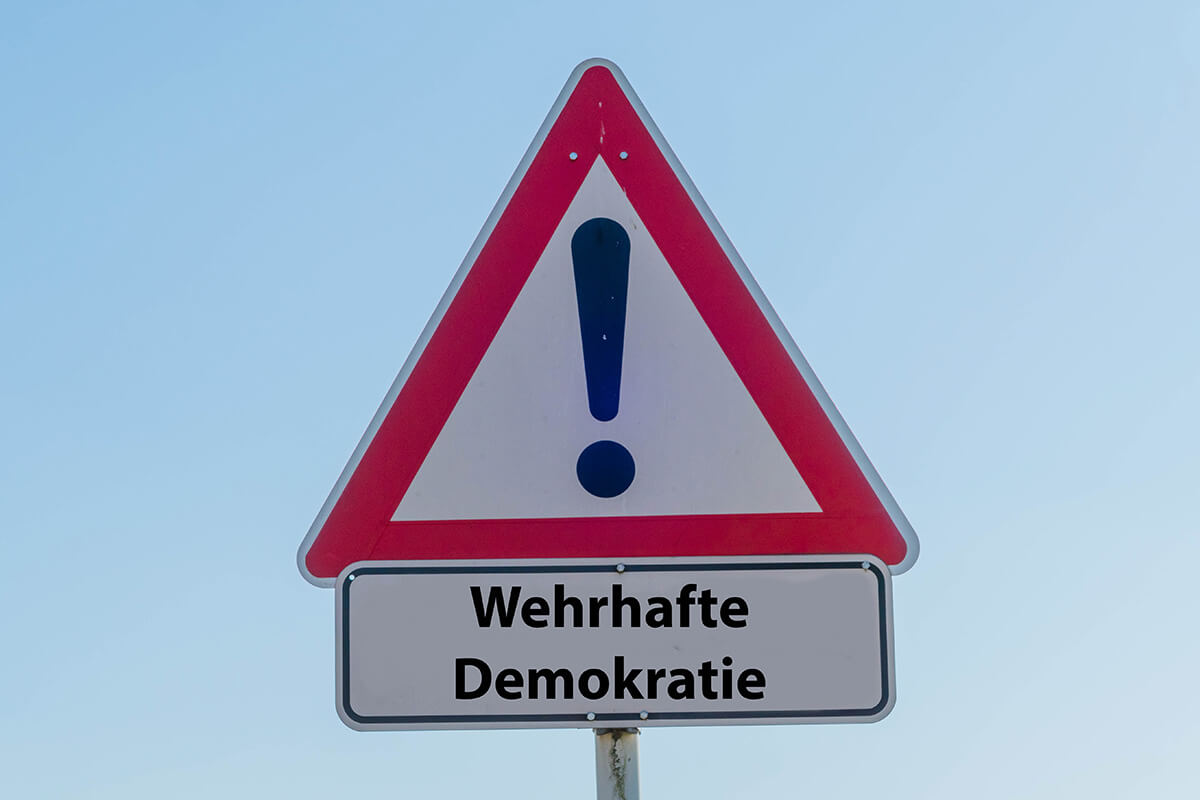 Verkehrszeichen mit Hinweisschild Wehrhafte Demokratie